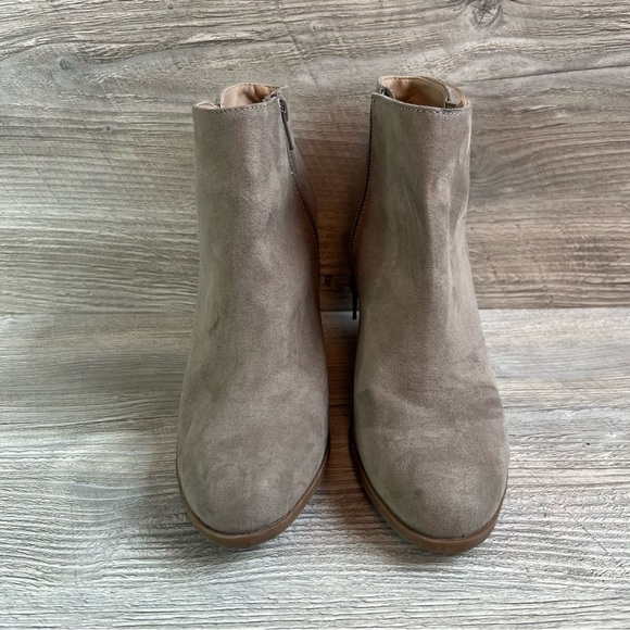 Banana Republic ankle beige heeled booties size 7. Well worn, please see photos. - Picture 5 of 12
